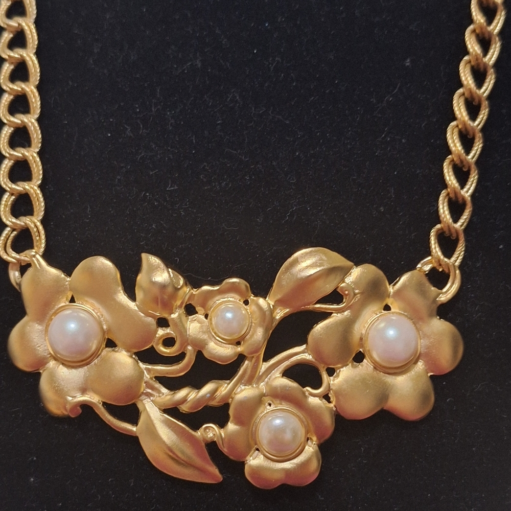 The Harwood Collection Gold Tone Flower & Faux Pearl Necklace 18-20" W/Orig. Tag - Picture 4 of 7